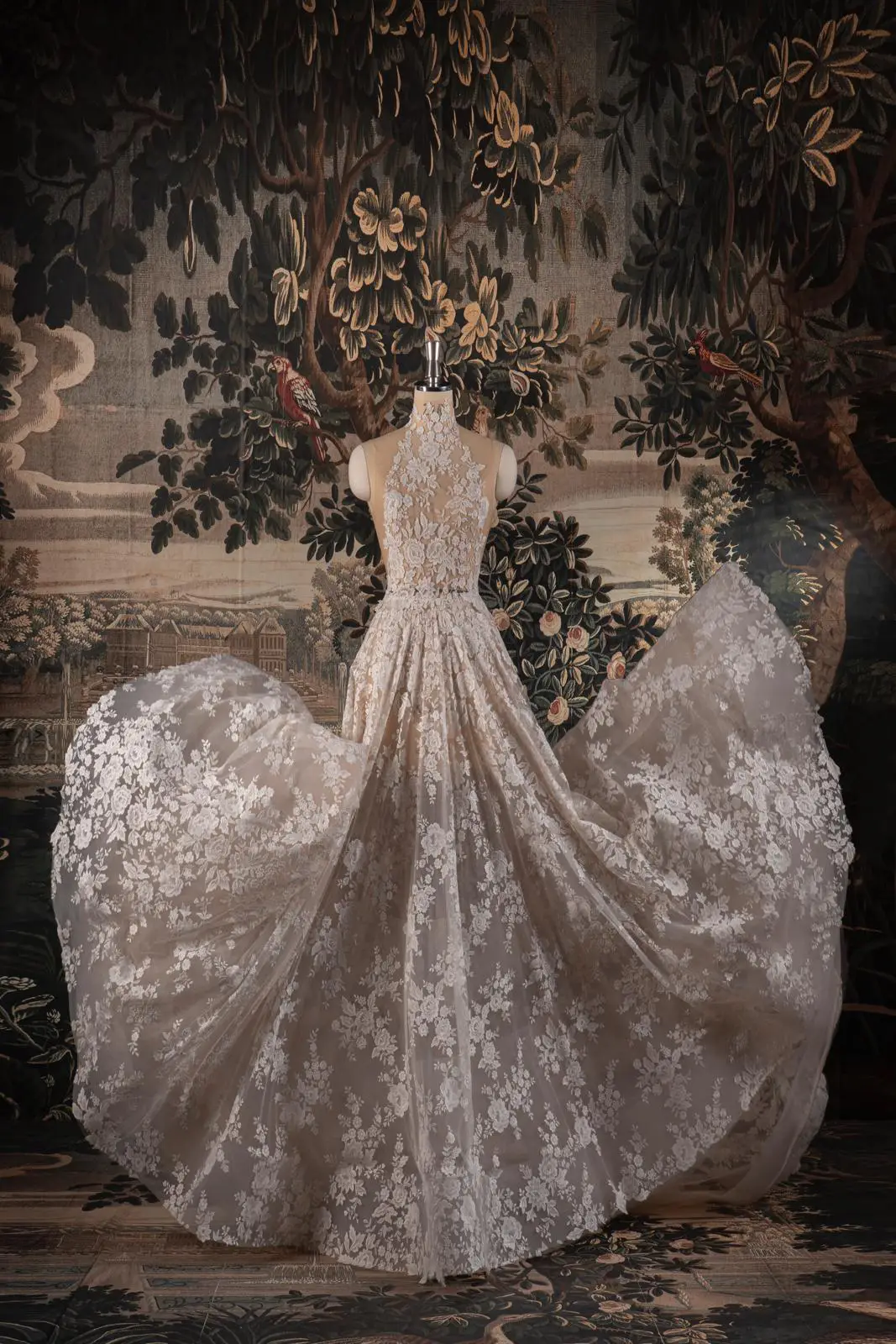 Abito da sposa Alcketa Andrea Sedici con pizzo floreale, collo alto e gonna ampia, stile principesco disponibile da Altomare sposa Modena.