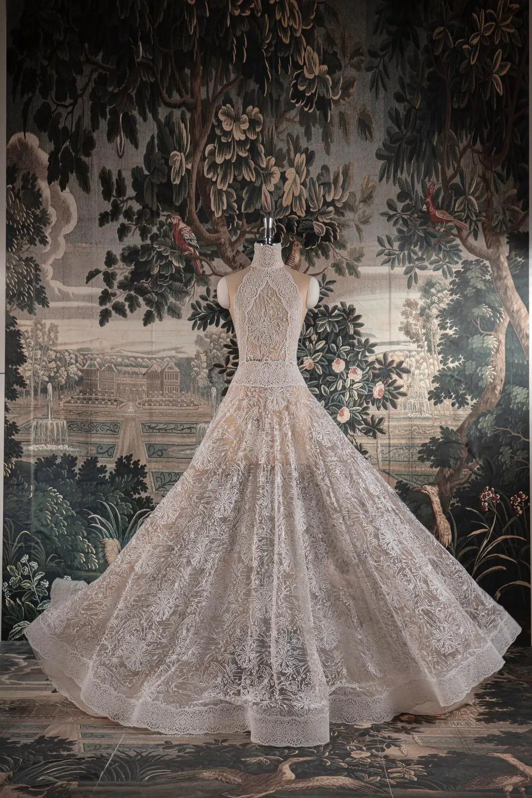 Abito da sposa Alona Andrea Sedici in pizzo con collo alto e gonna ampia, stile romantico ed elegante disponibile da Altomare sposa Modena.