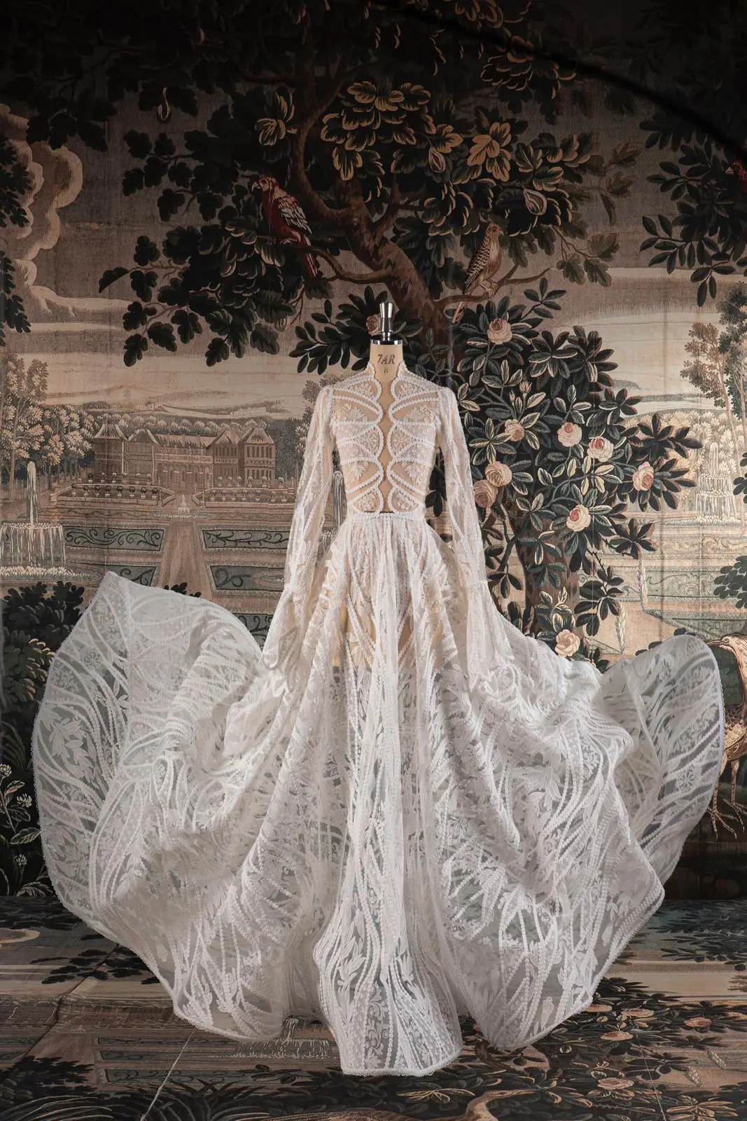 Abito da sposa Ambriana Andrea Sedici in pizzo con maniche lunghe e gonna ampia, stile elegante e scenografico disponibile da Altomare sposa Modena.
