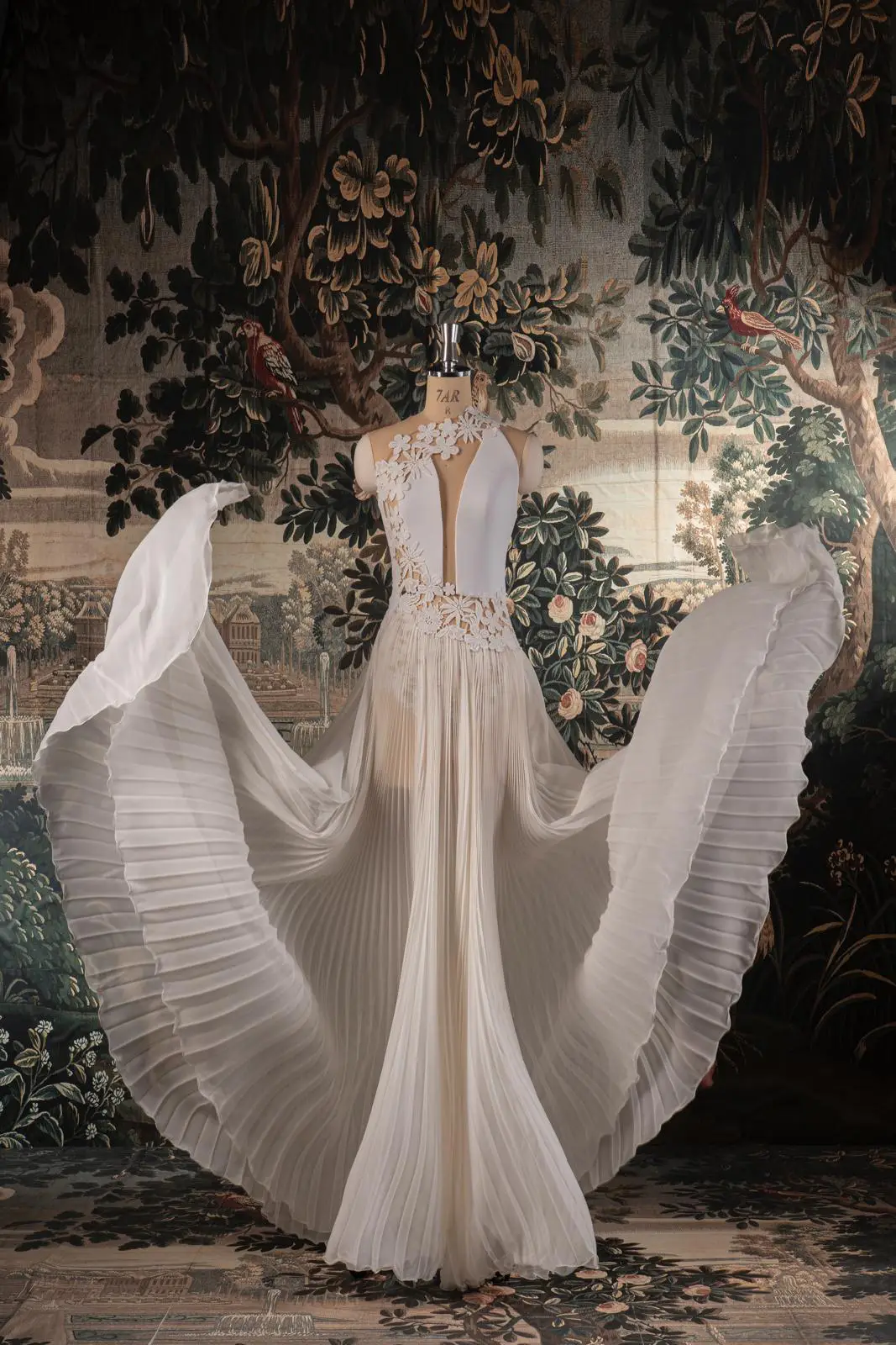 Abito da sposa Aractia Andrea Sedici con corpino ricamato, schiena scoperta e gonna plissé, stile elegante disponibile da Altomare sposa Modena.
