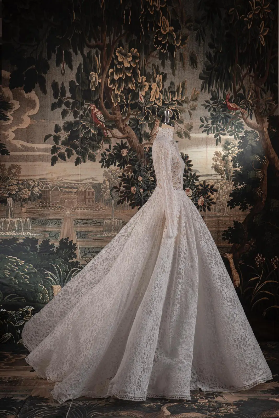 Abito da sposa Aradhana Andrea Sedici in pizzo con collo alto e ampia gonna principesca, stile romantico disponibile da Altomare sposa Modena.