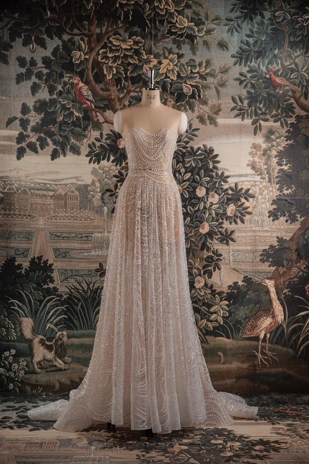 Abito da sposa Armeria Andrea Sedici senza spalline con ricami luminosi e gonna fluida, stile elegante disponibile da Altomare sposa Modena.