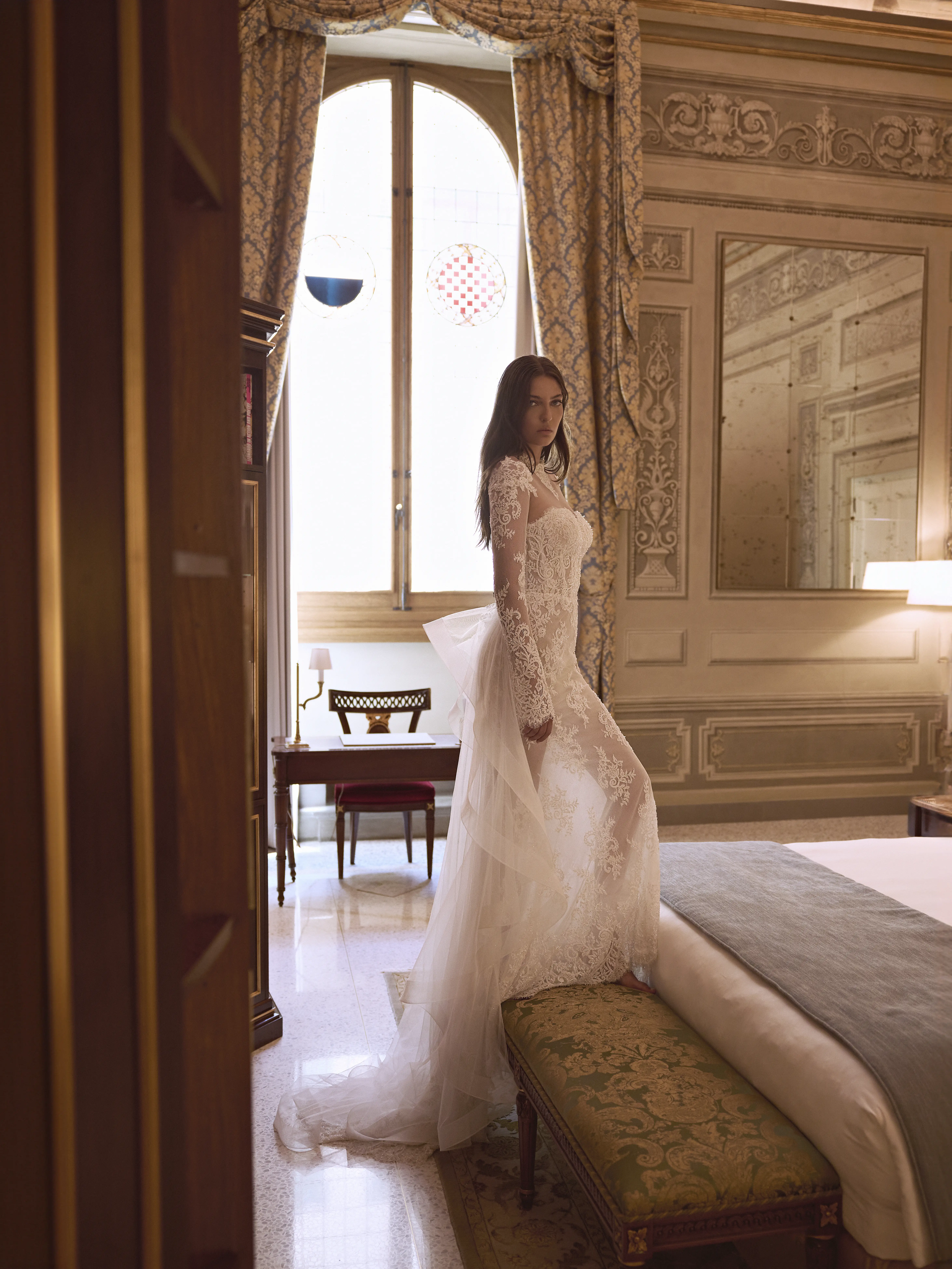 Abito da sposa Chloris di Michela Ferriero in pizzo con maniche lunghe e linea aderente, da Altomare Sposa, il nostro atelier a Modena