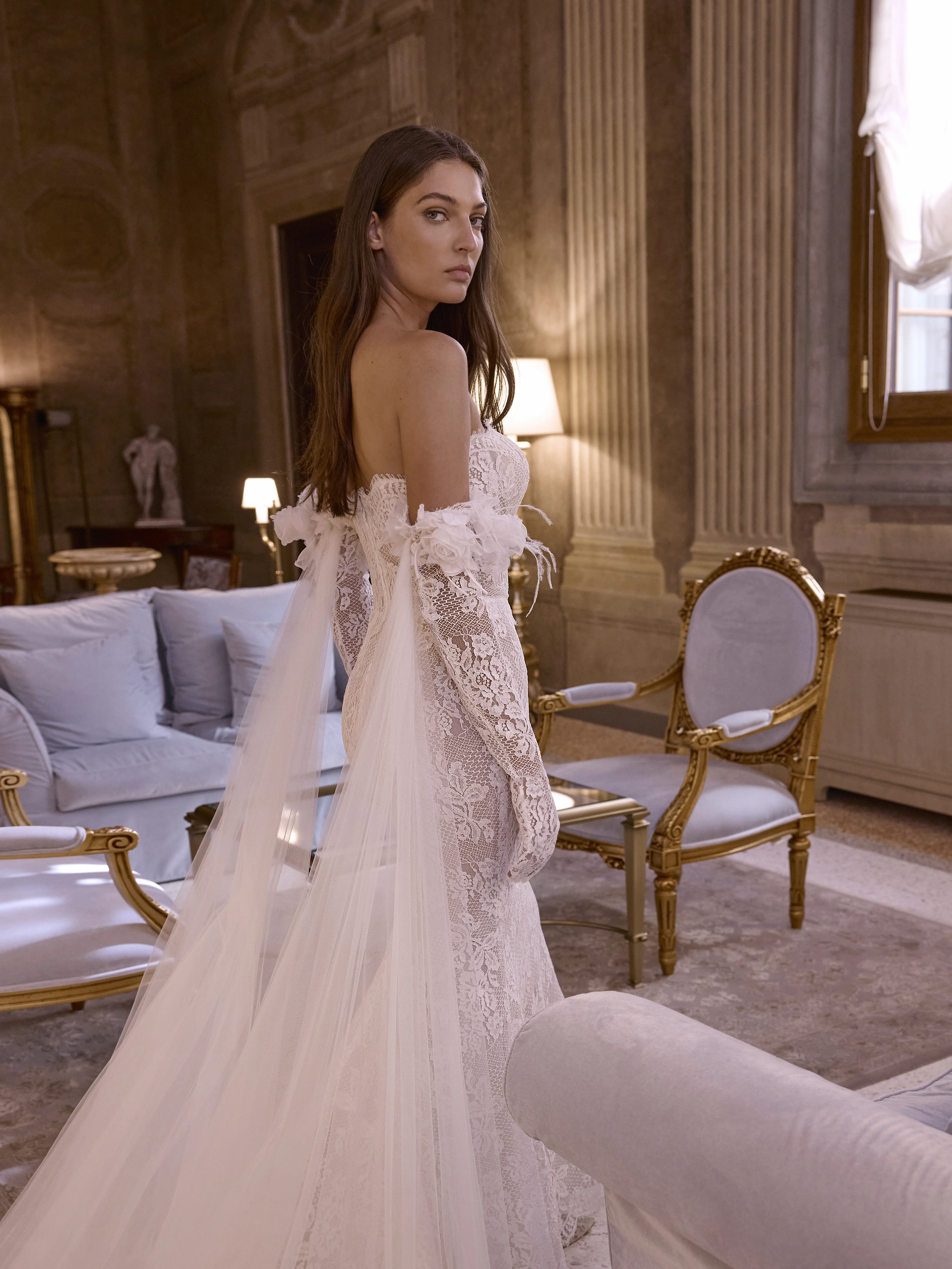 Abito da sposa Floris di Michela Ferriero in pizzo con linea aderente e dettagli in tulle, da Altomare Sposa, il nostro atelier a Modena
