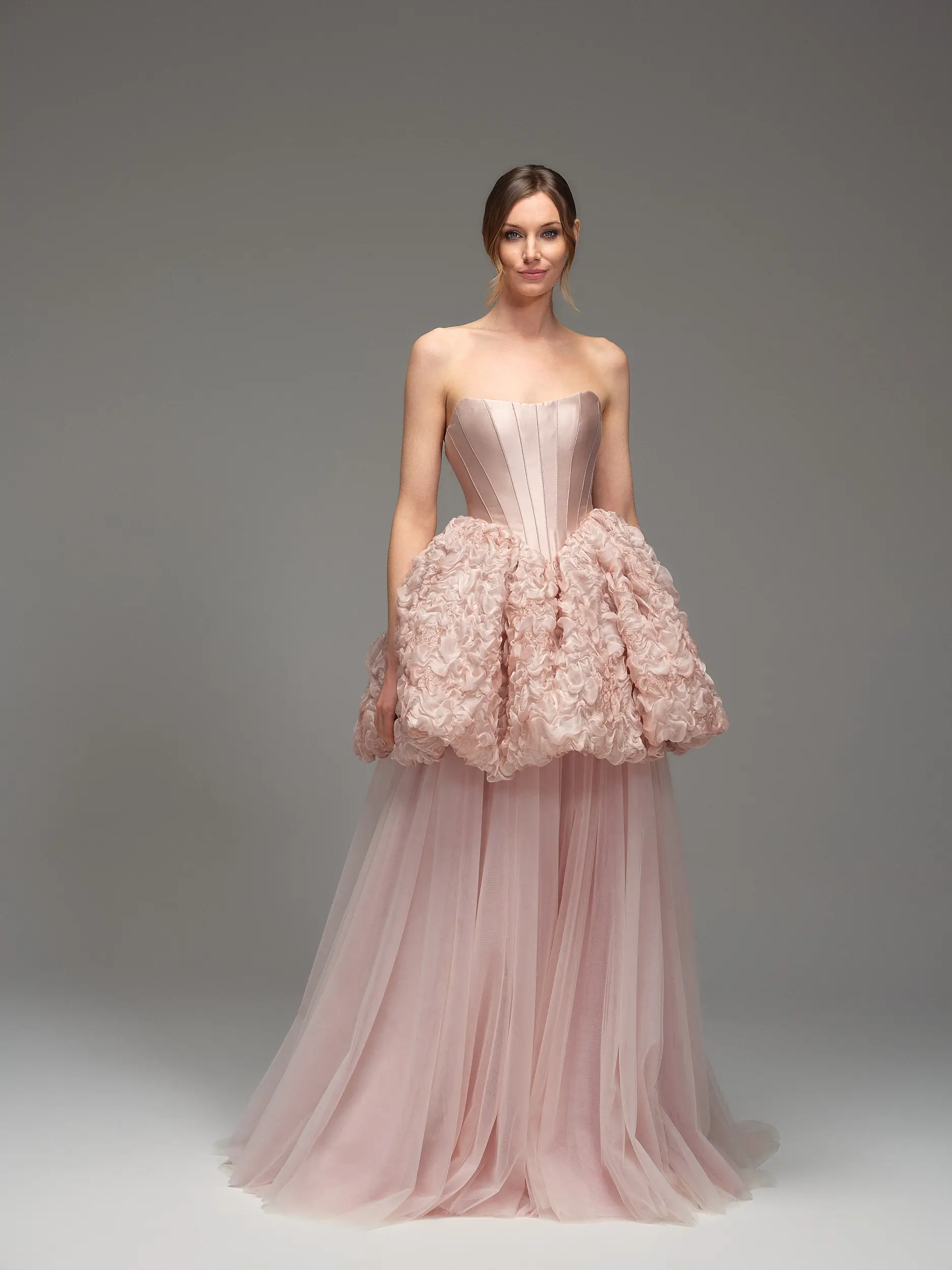 Abito Maria Pia Lara con bustier senza spalline, gonna cipria lunga e maxi volumi floreali tridimensionali, disponibile da Altomare Sposa atelier a Modena.