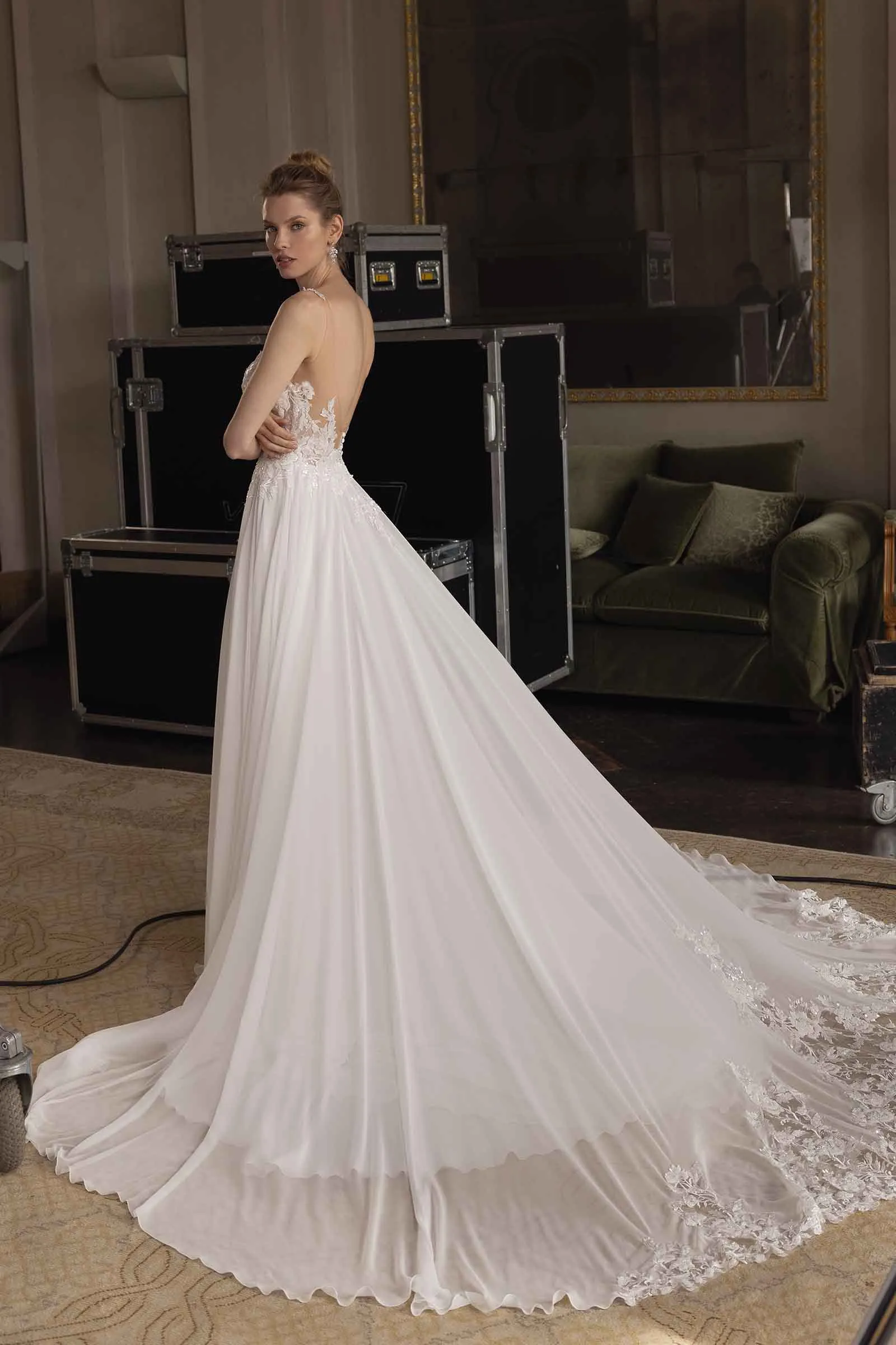 Abito da sposa Milano di Maison Signore con corpetto in pizzo ricamato, schiena scoperta, gonna ampia in tulle e lungo strascico, disponibile da Altomare Sposa a Modena.