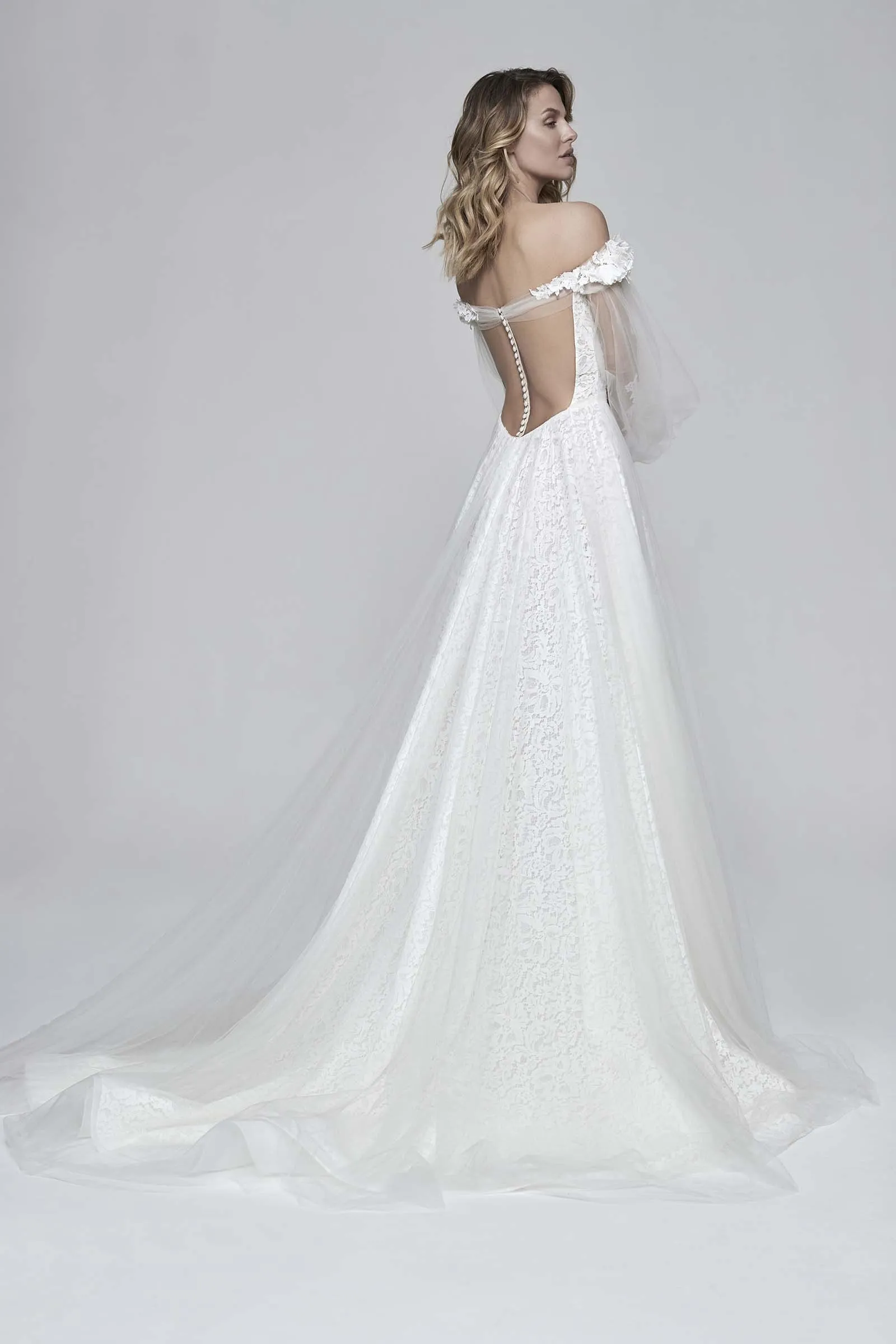 Abito da sposa Peonia di Maison Signore con schiena scoperta, spalle off-shoulder floreali, gonna ampia in pizzo e velo in tulle, da Altomare Sposa a Modena.