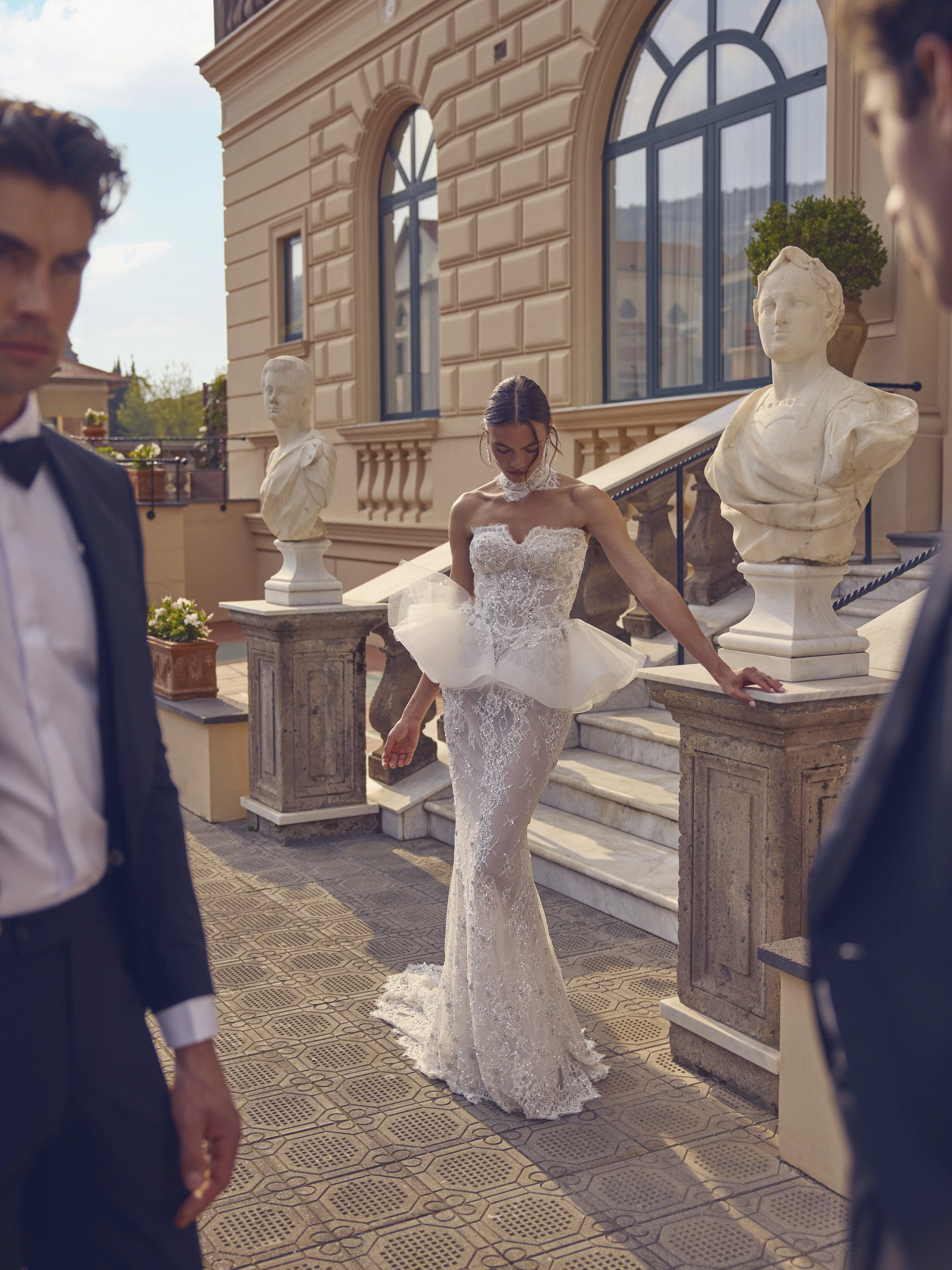 Abito da sposa Calista di Michela Ferriero con corpetto ricamato e linea aderente, fotografato da Altomare Sposa, il nostro atelier a Modena