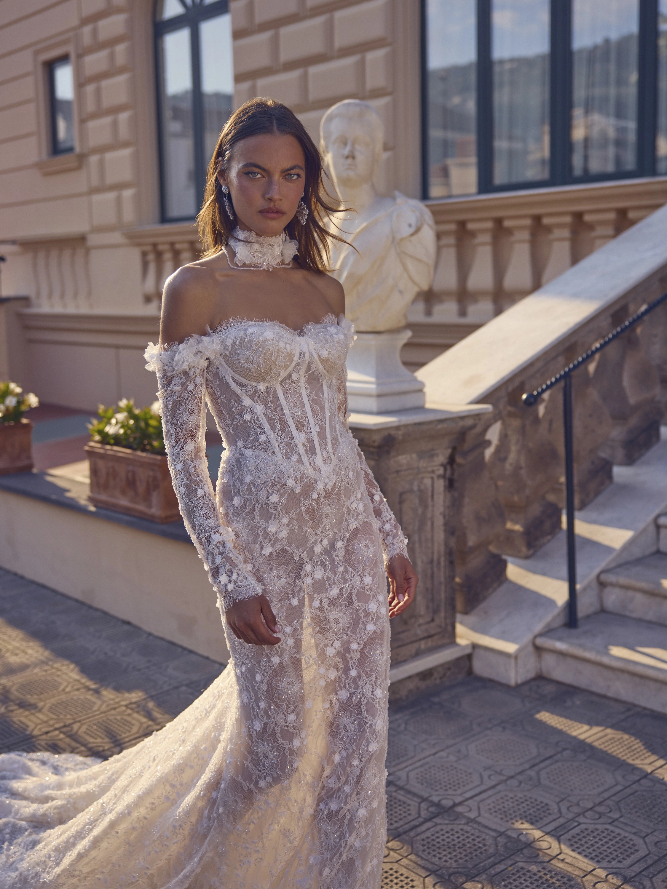 Abito da sposa Verona in pizzo con corsetto e maniche off shoulder, silhouette aderente con strascico, Altomare Sposa atelier Modena