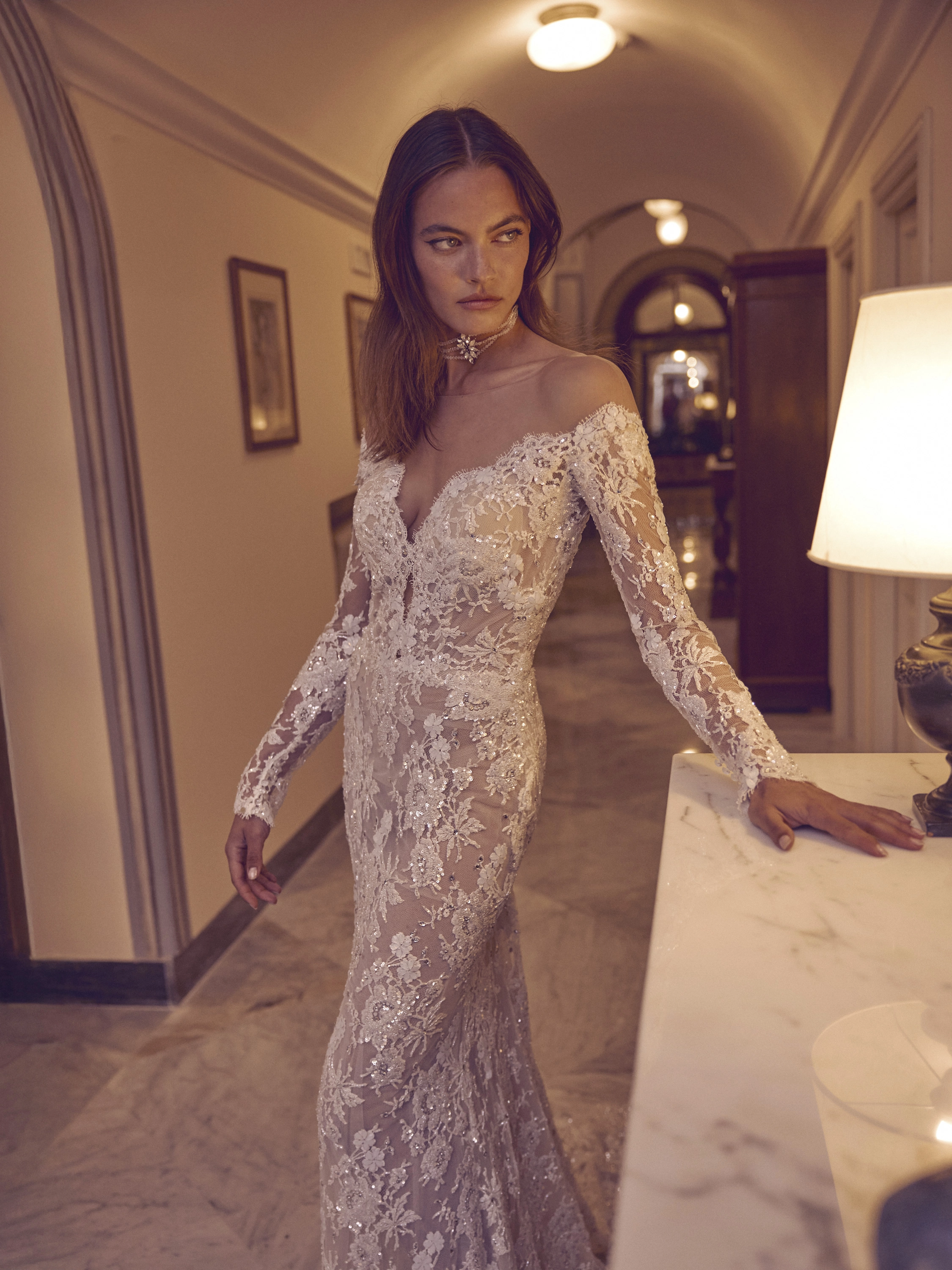Abito da sposa Elegance in pizzo aderente con maniche lunghe e scollo off shoulder, stile elegante, Altomare Sposa atelier Modena