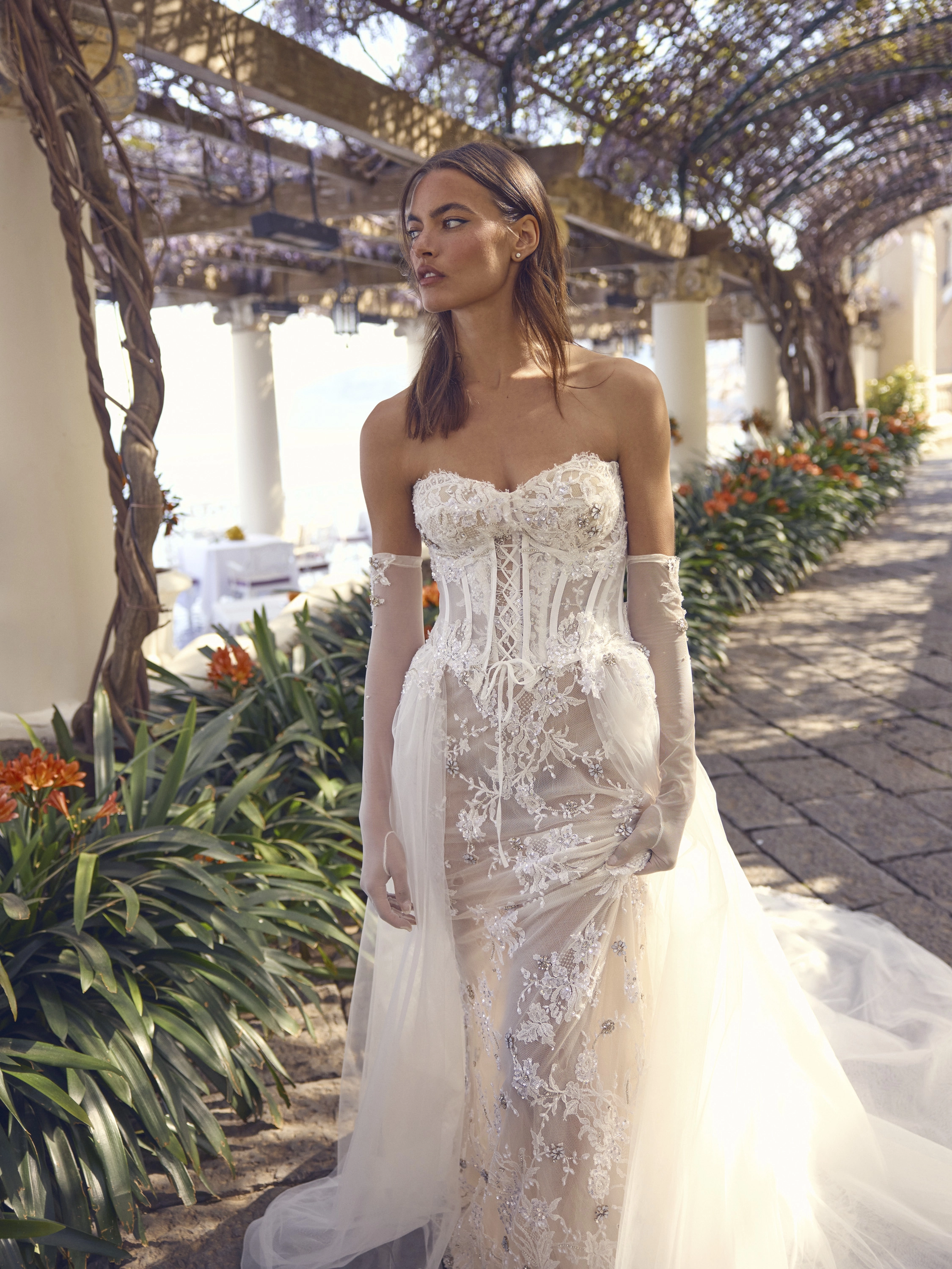 Abito da sposa Cherie di Michela Ferriero con corsetto ricamato e gonna in tulle, presso Altomare Sposa, il nostro atelier a Modena