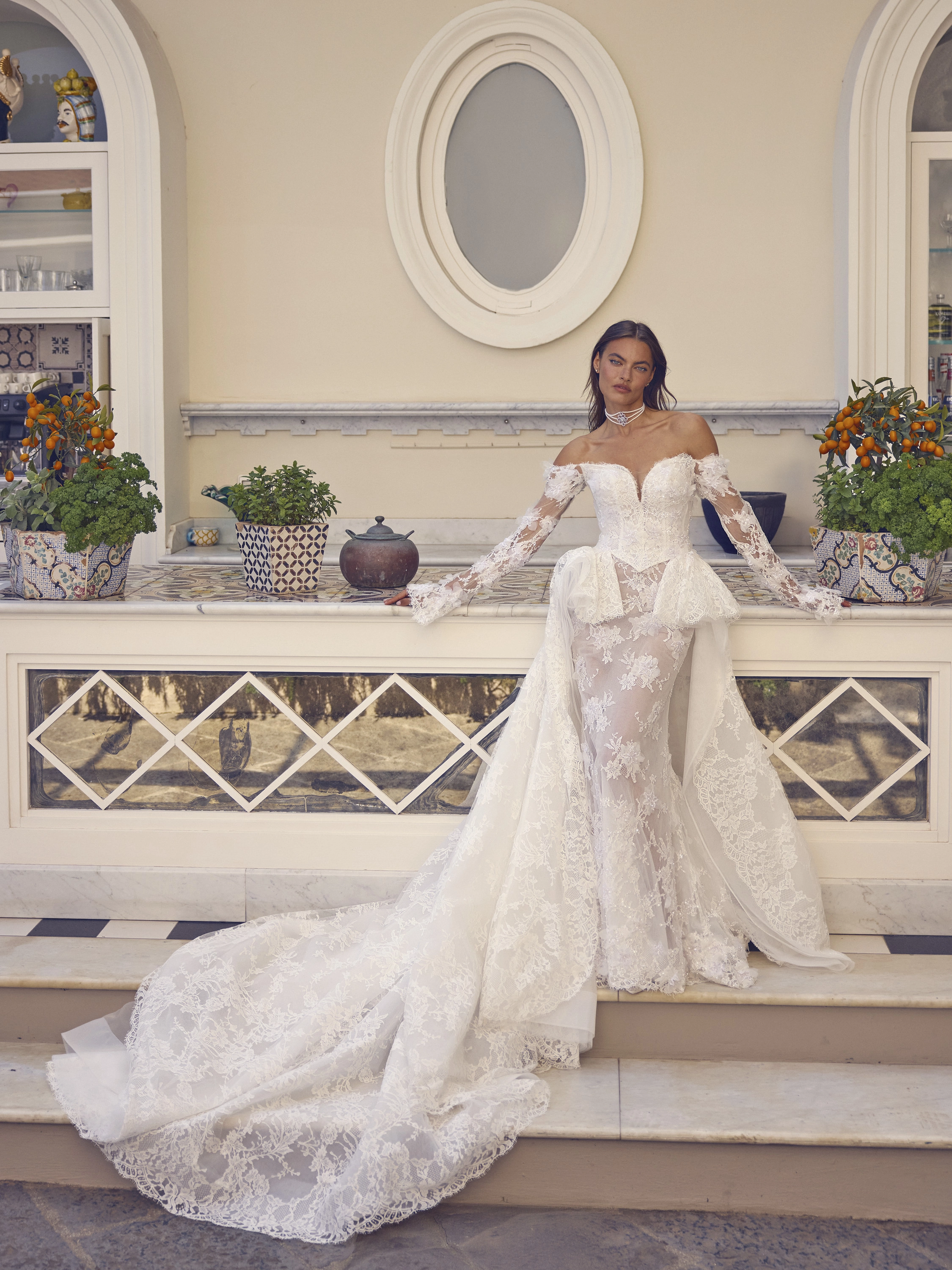 Abito da sposa Diva di Michela Ferriero con corsetto, maniche in pizzo e lungo strascico, da Altomare Sposa, il nostro atelier a Modena